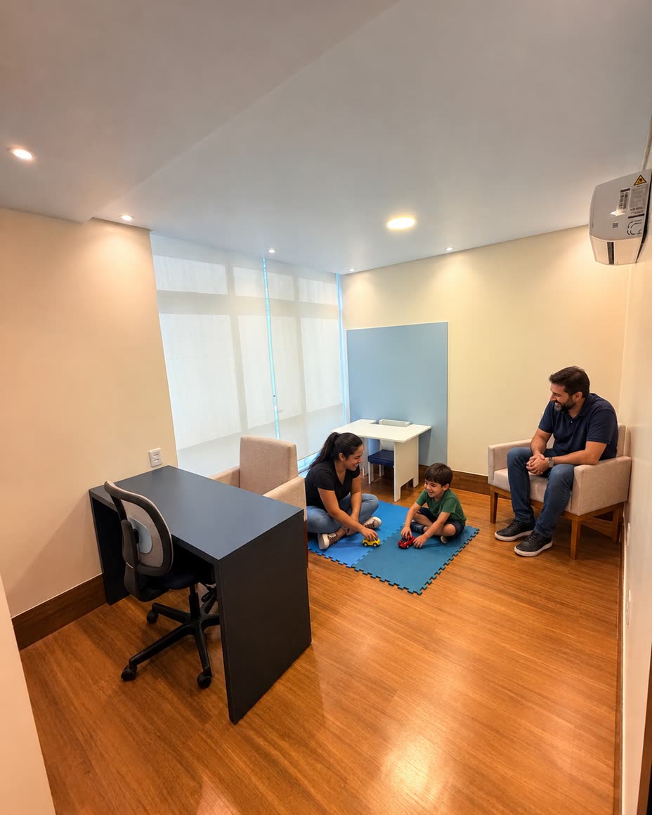 Consultório infantil com tatame e mesinha para atividades