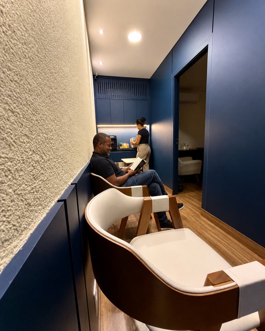 Sala de espera com poltronas e cantinho do café