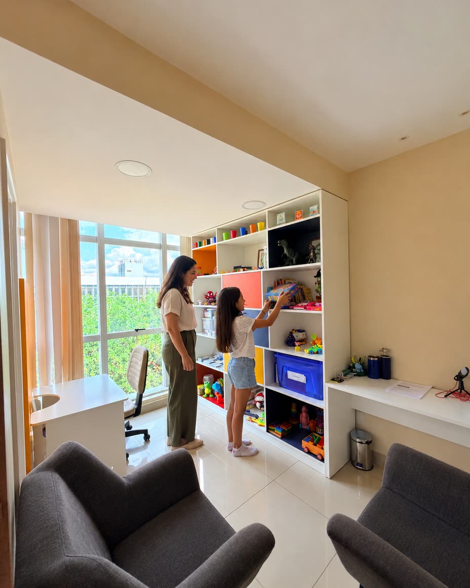 Sala de atendimento infantil com janela para a área verde