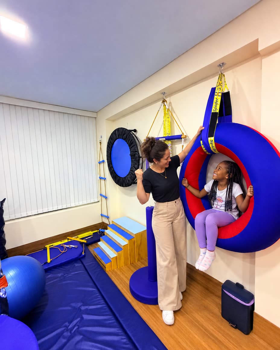 Sala de integração sensorial com cama elástica, balanço e circuito motor