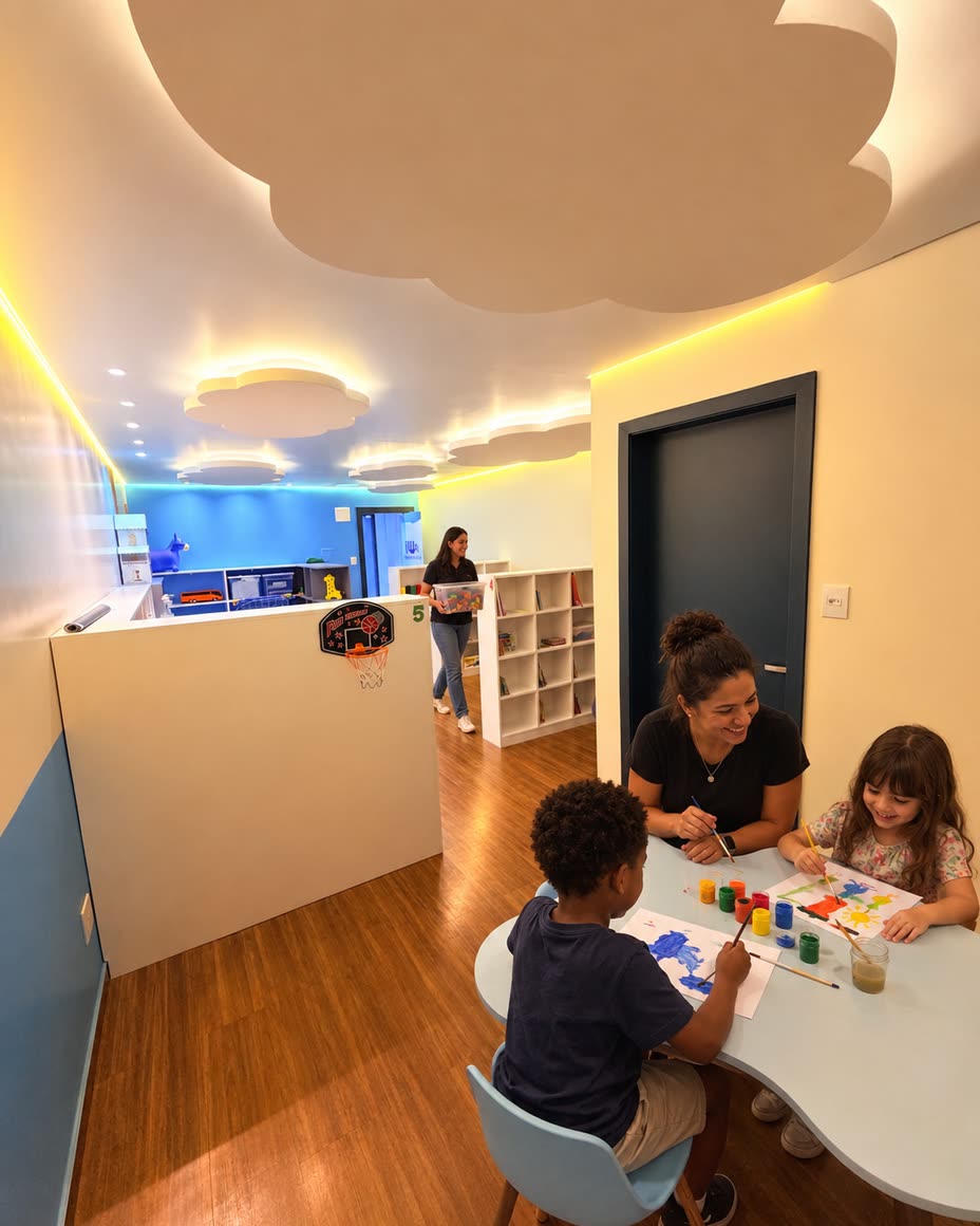 Entrada do Suporte Pedagógico Especializado com mesa em formato de nuvem